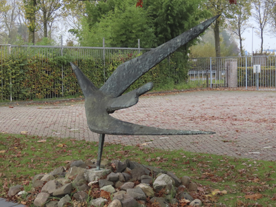 902001 Afbeelding van het bronzen beeldhouwwerk van een vogel, bij de parkeerplaats van de Eneco ...